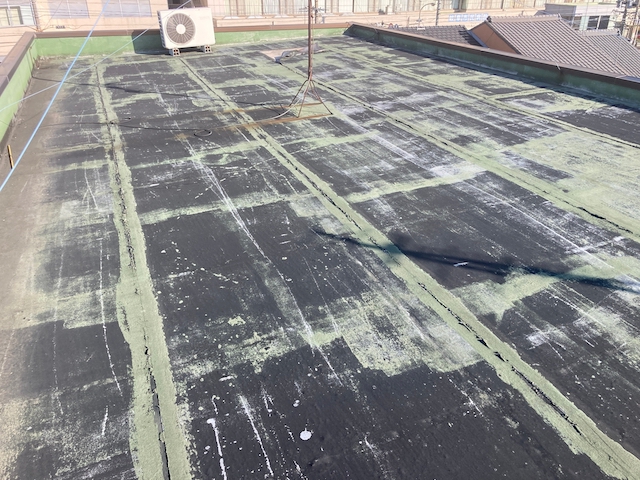北名古屋市雨漏りのため屋上防水・ゴムシート防水が劣化し下地が露出している緊急性の高い状態でした